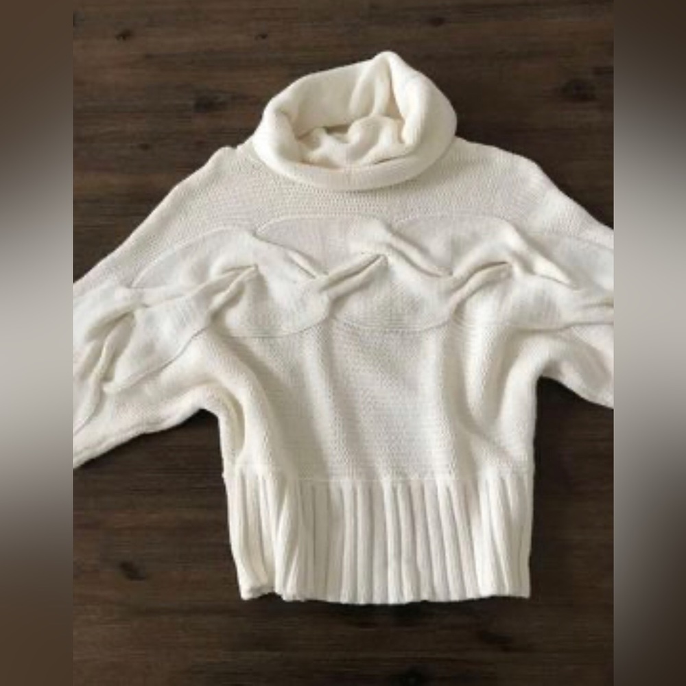 Turtleneck in off white • size: Small• KENSIE • New